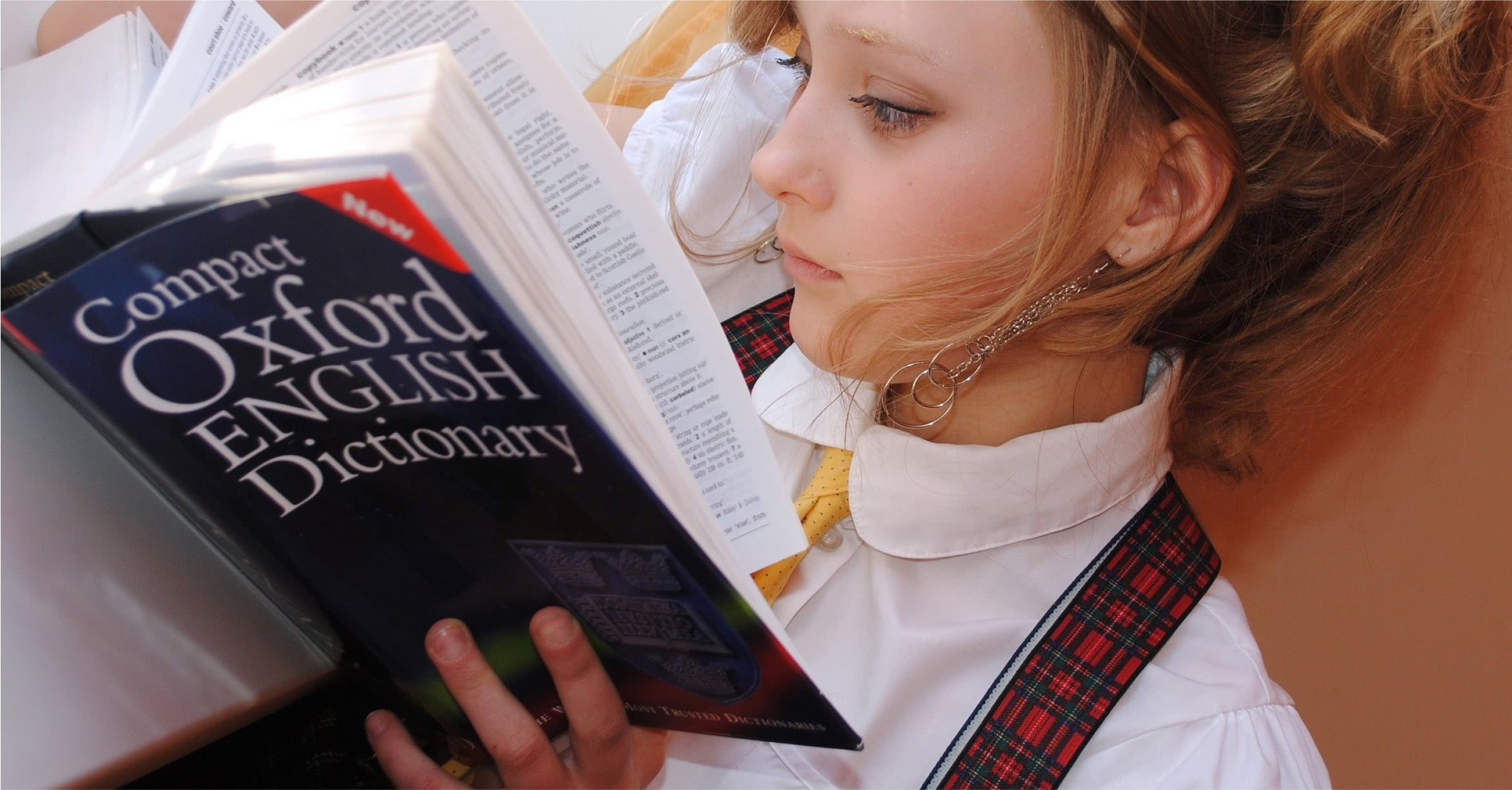 Ребенок читает словарь