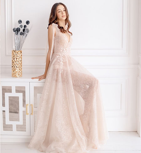 нежно-розовое свадебное платье фото