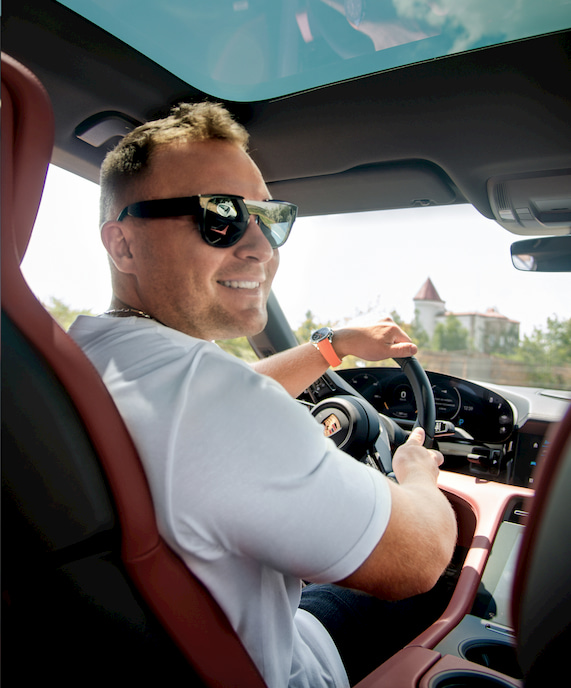 Соучредитель компании «Autodoc» за рулем Porsche Taycan 4S фото