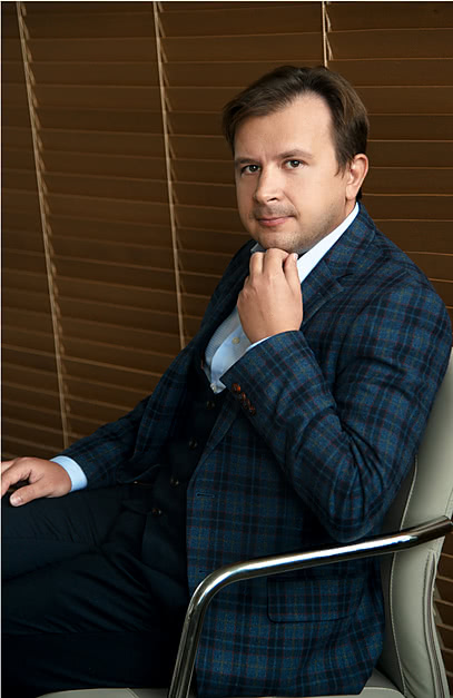 Дмитрий Иванов, сидящий в кресле Мужчина, сидящий в кресле фото