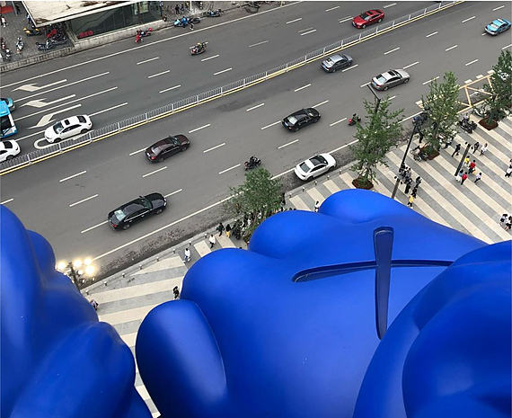Характерный «X» на руке фигуры KAWS Работы Kaws представлены по всему миру