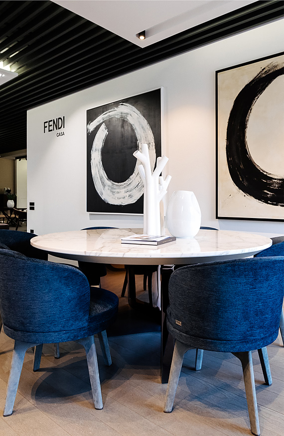 На фото: мраморный обеденный стол Ford и стулья Doyle от Fendi Casa, вазы Roseau и Pression от Ligne Roset, картины Инь и Ян Стол и стулья Fendi одесса