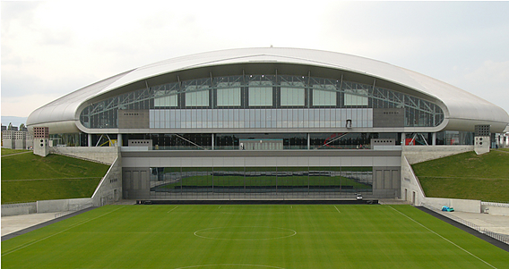 Стадион 2в1 в Япониии