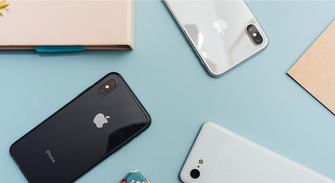 Знаменитые флагманы последних лет: iPhone X и Pixel 3 на голубом фоне iPhone X и Pixel 3 коллаж