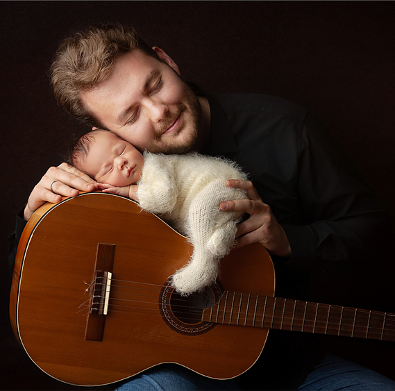 папа с новорожденными и гитарой