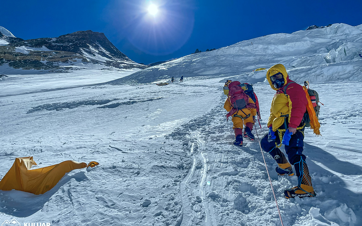 альпинисты на фоне эвереста