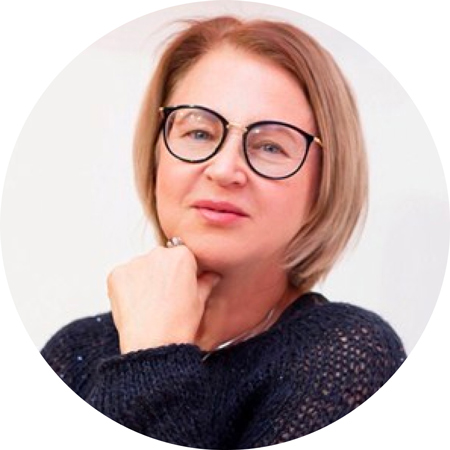Величко Людмила Николаевна фото крупным планом Женщина в очках, подбородок подперт кулаком
