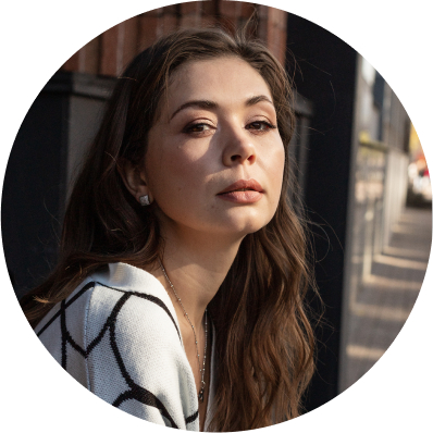 Alina Ross на презентации книги «Любовь рождается в молчании» Роман «Любовь рождается в молчании»