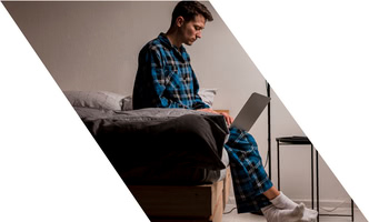 мужчина в пижаме с компьютером фото 