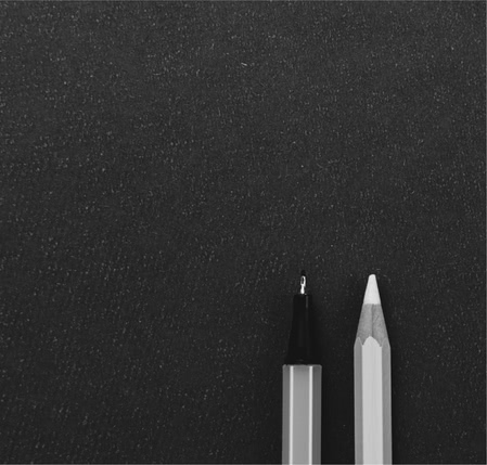 чорно-біле фото ручки та олівця