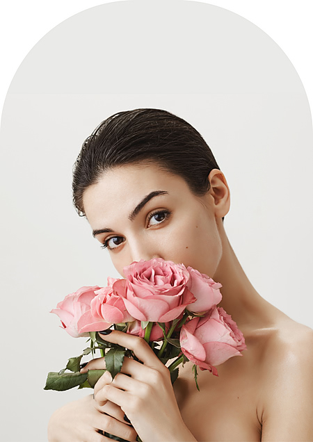 Фото девушка нюхает розы