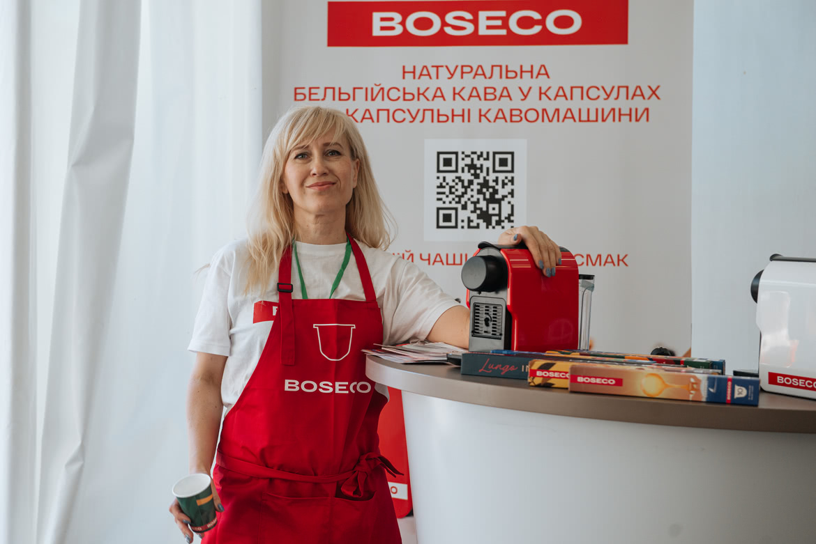Фотография женщины рядом с кофемашиной Женщина и кофемашина