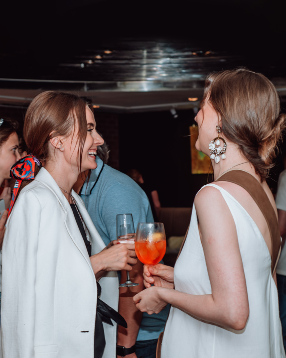 Посетители Forsa Gallery Две девушки улыбаются на выставке Петра Бевза