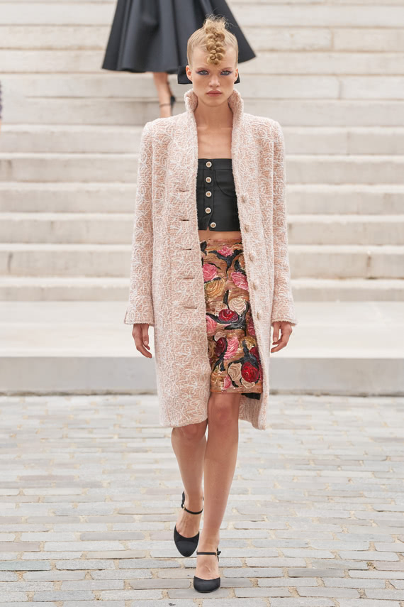 Стильное розовое пальто Chanel