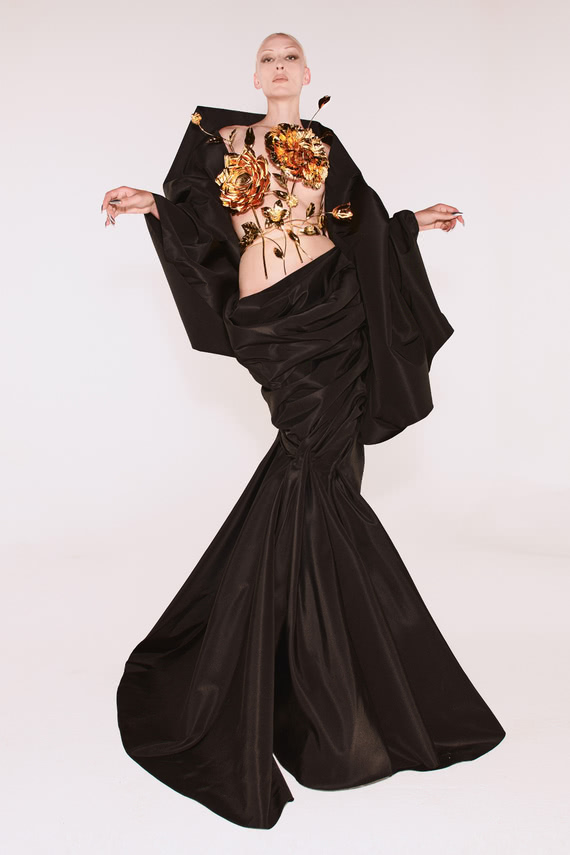 Черное платье с розами Schiaparelli