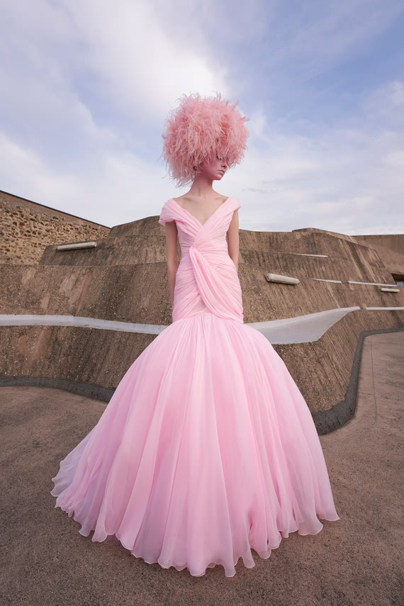 Яркое розовое платье Giambattista Valli