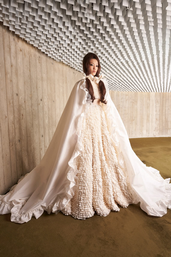 Белое платье с накидкой Giambattista Valli