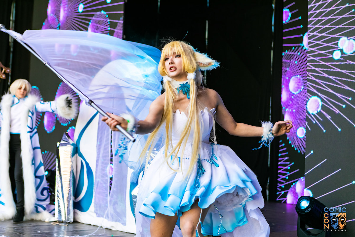 Девушка в платье Cosplay Show