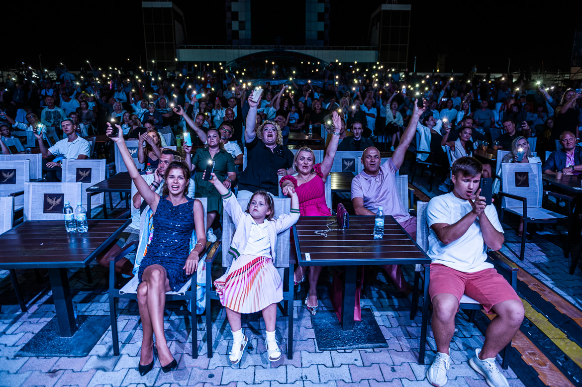 зрители светят смартфонами на концерте О. Скрипки