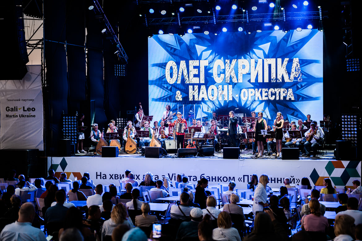 Полный зал на концерте Олега Скрипки