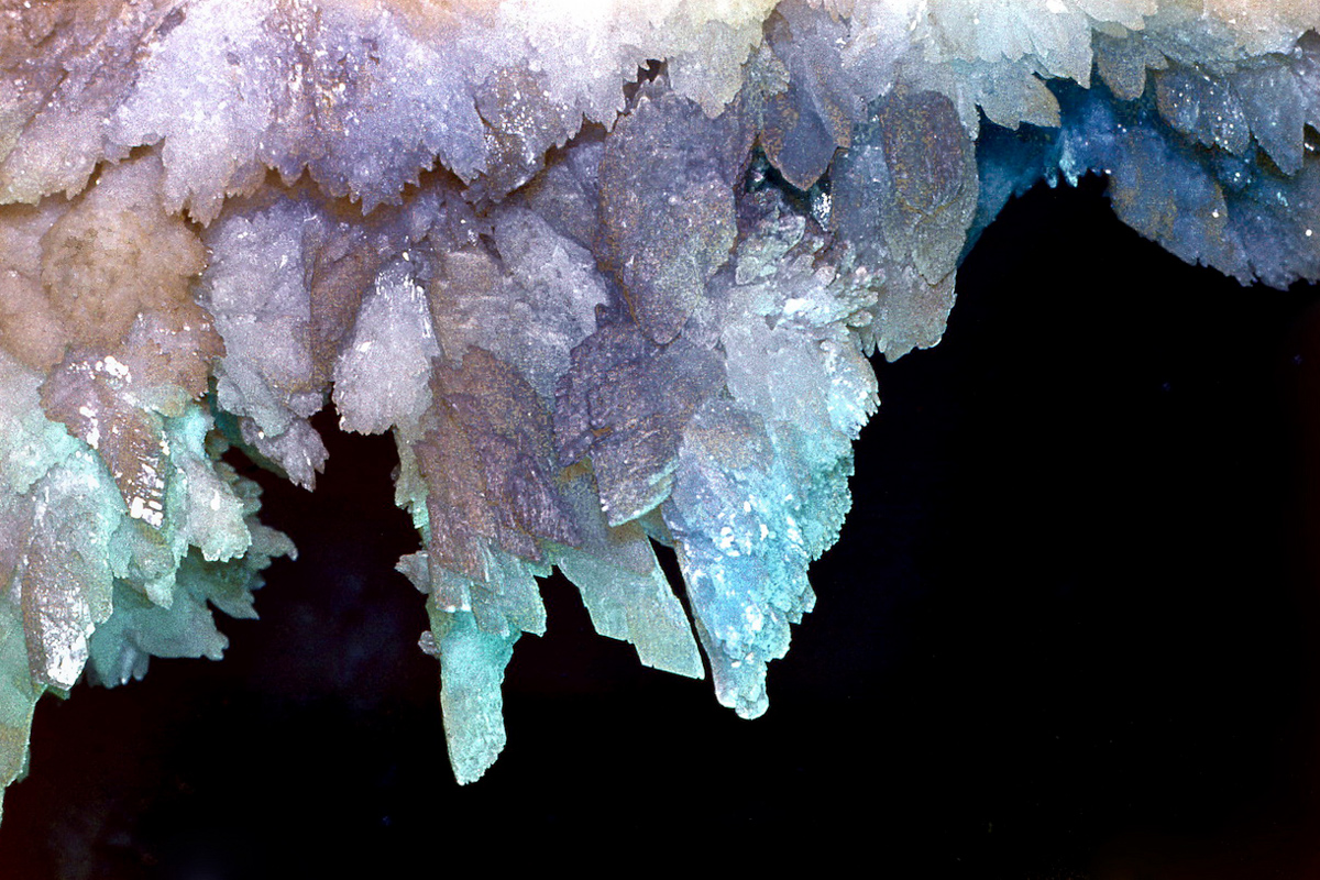 Пещера покрытая белыми кристаллами