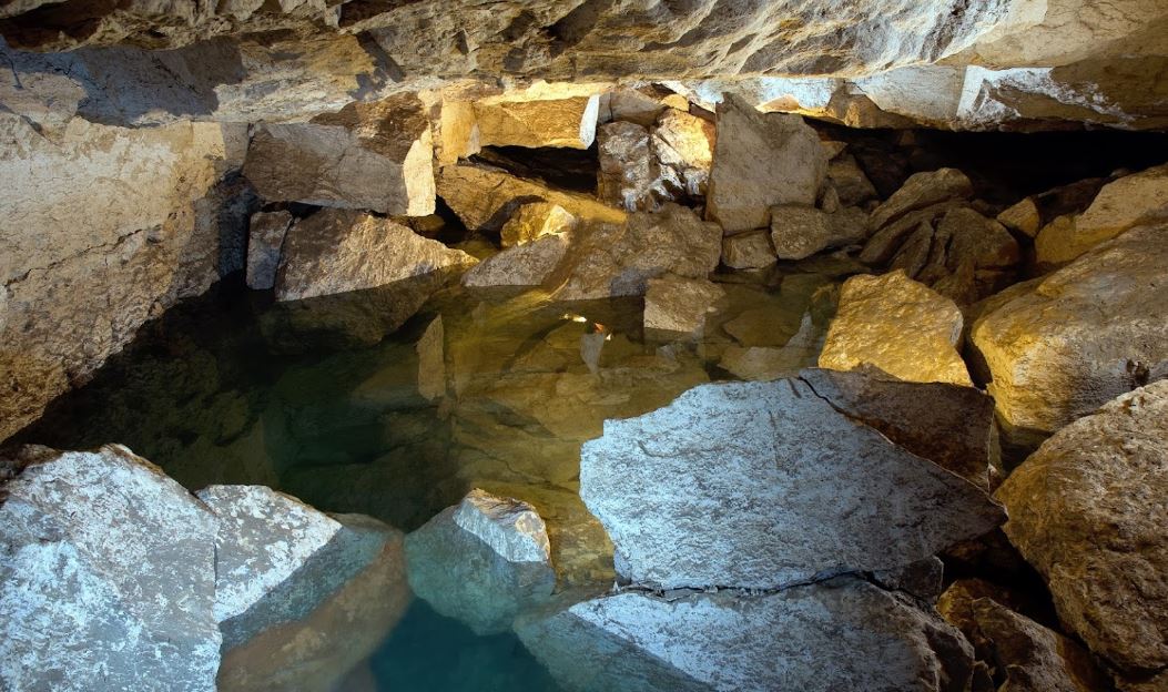 Озерная пещера