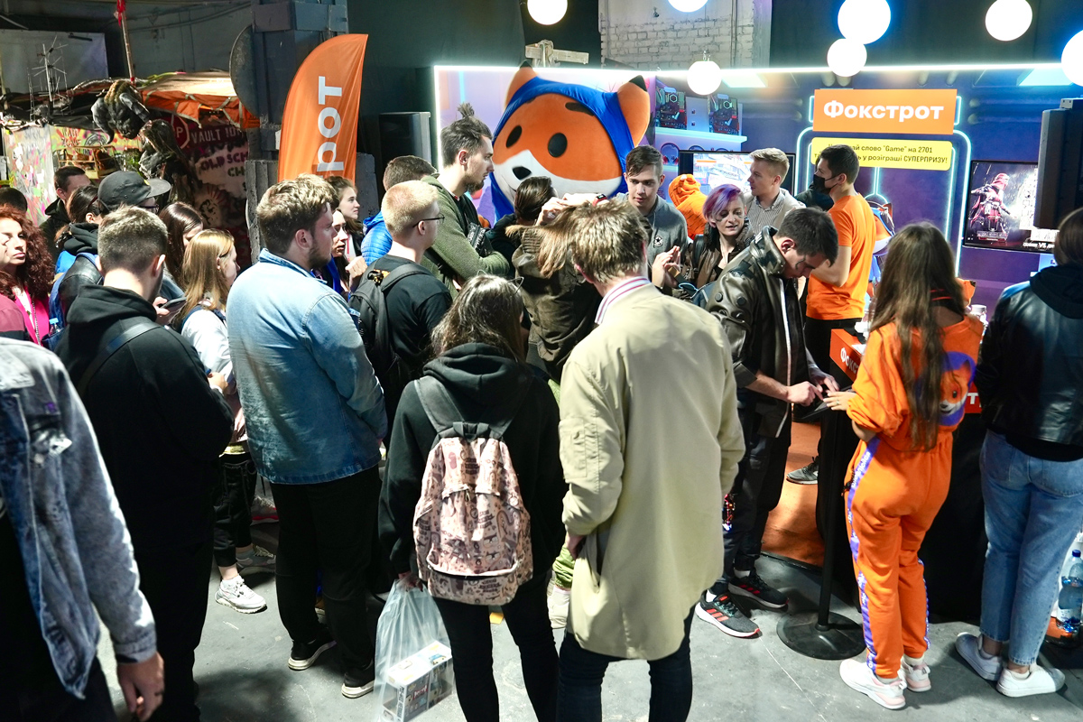 Беспроигрышная лотерея от Фокстрот на Comic Con Ukraine 2021 Люди участвуют в беспроигрышной лотереи от Фокстрот