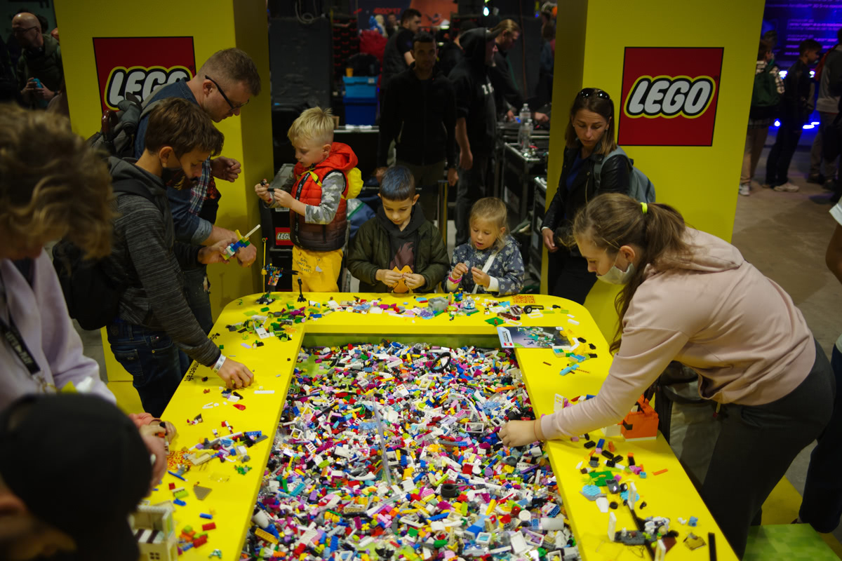Представители бренда LEGO