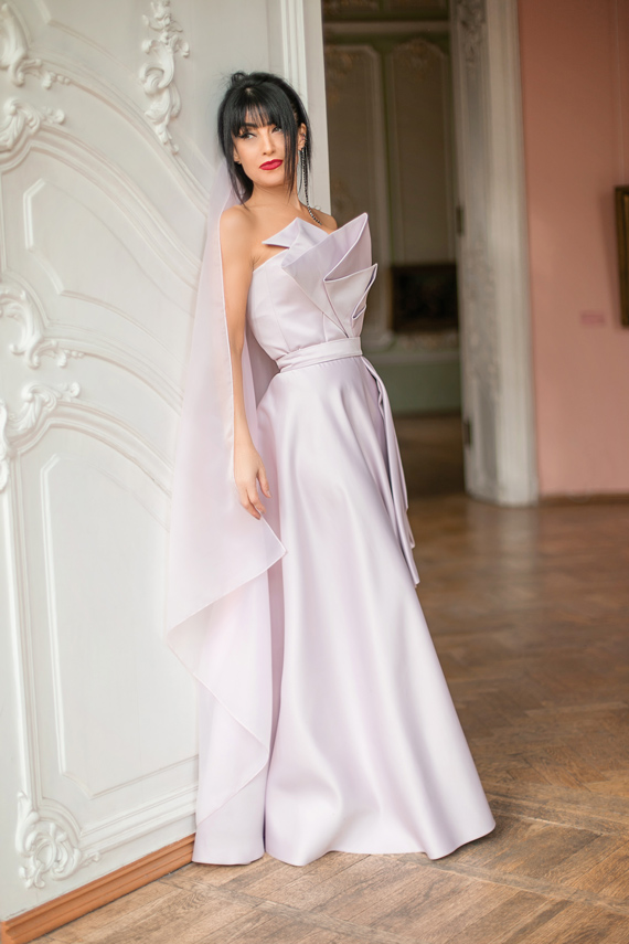 Светло-розовое платье с массивными элементами кроя