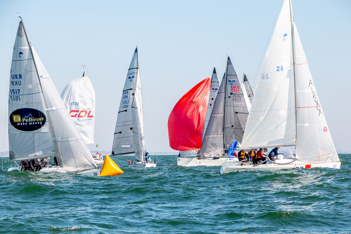 Шесть яхт в Черном море подняли паруса на Чемпионате Украины Шесть яхт в Черном море подняли паруса