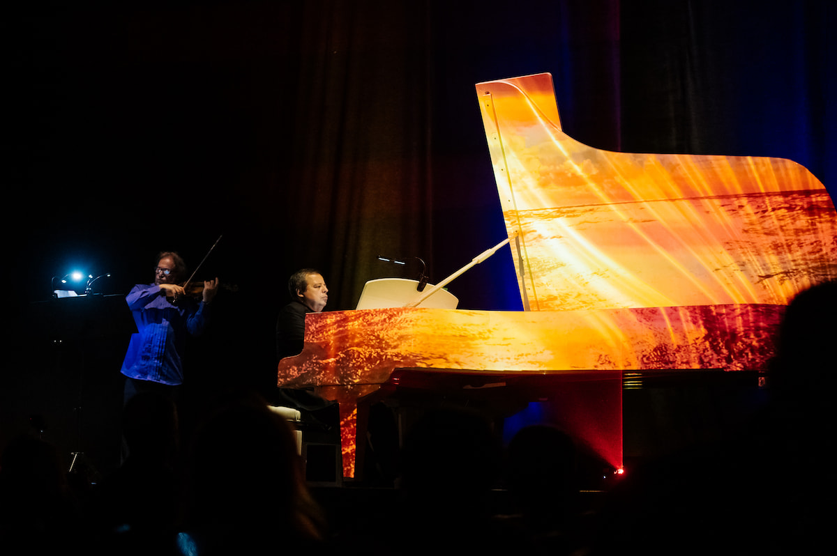 Невероятная атмосфера шоу Piano Light Show фото