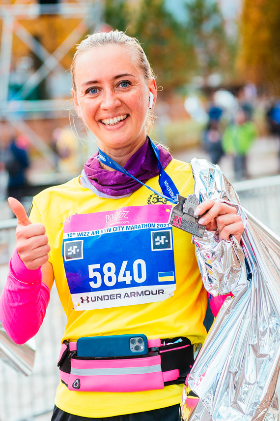 Девушка финишировала на Wizz Air Kyiv City Marathon Девушка пробежала марафон в Киеве