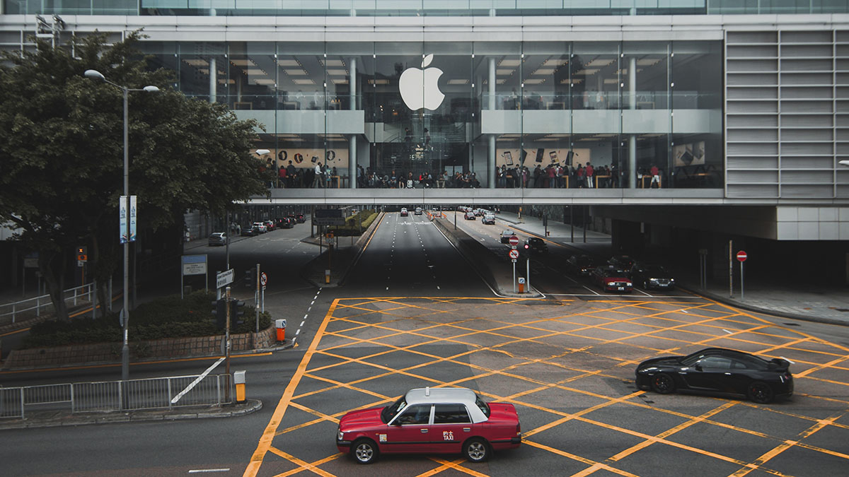 Логотип Apple в витрине магазина Логотип Apple