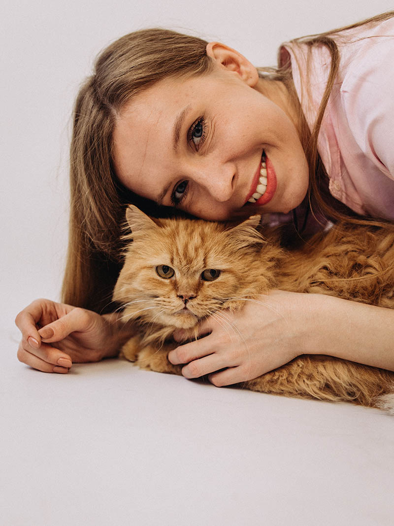 Девушка позирует рядом с рыжим котом Фотопроект GladPet