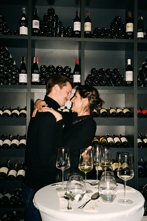 Пара целуется в винном бутике