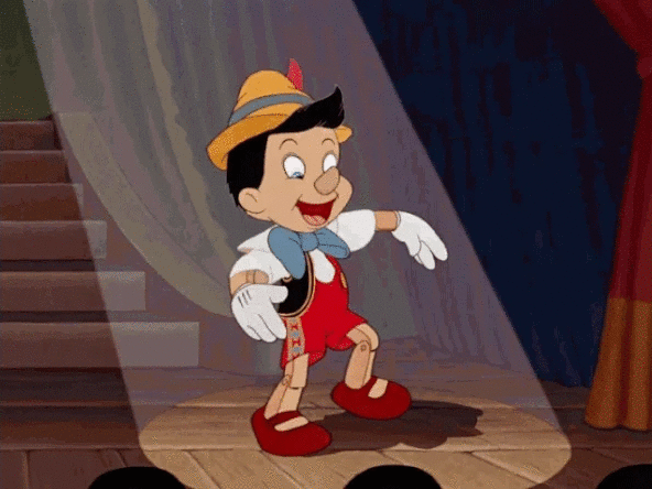 Пинокио вертит ногой