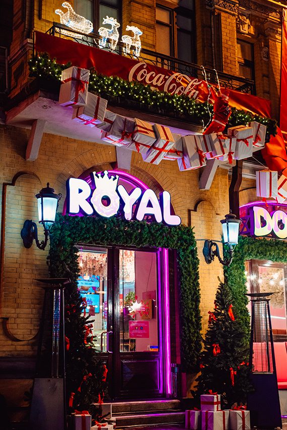 Декор кафе Royal Donuts Ukraine Как украшены улицы Киева до Нового года