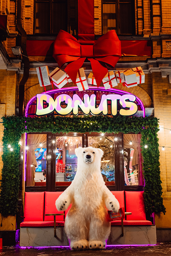 Трендовый новогодний декор Royal Donuts Ukraine Белый медведь на террасе Royal Donuts Ukraine