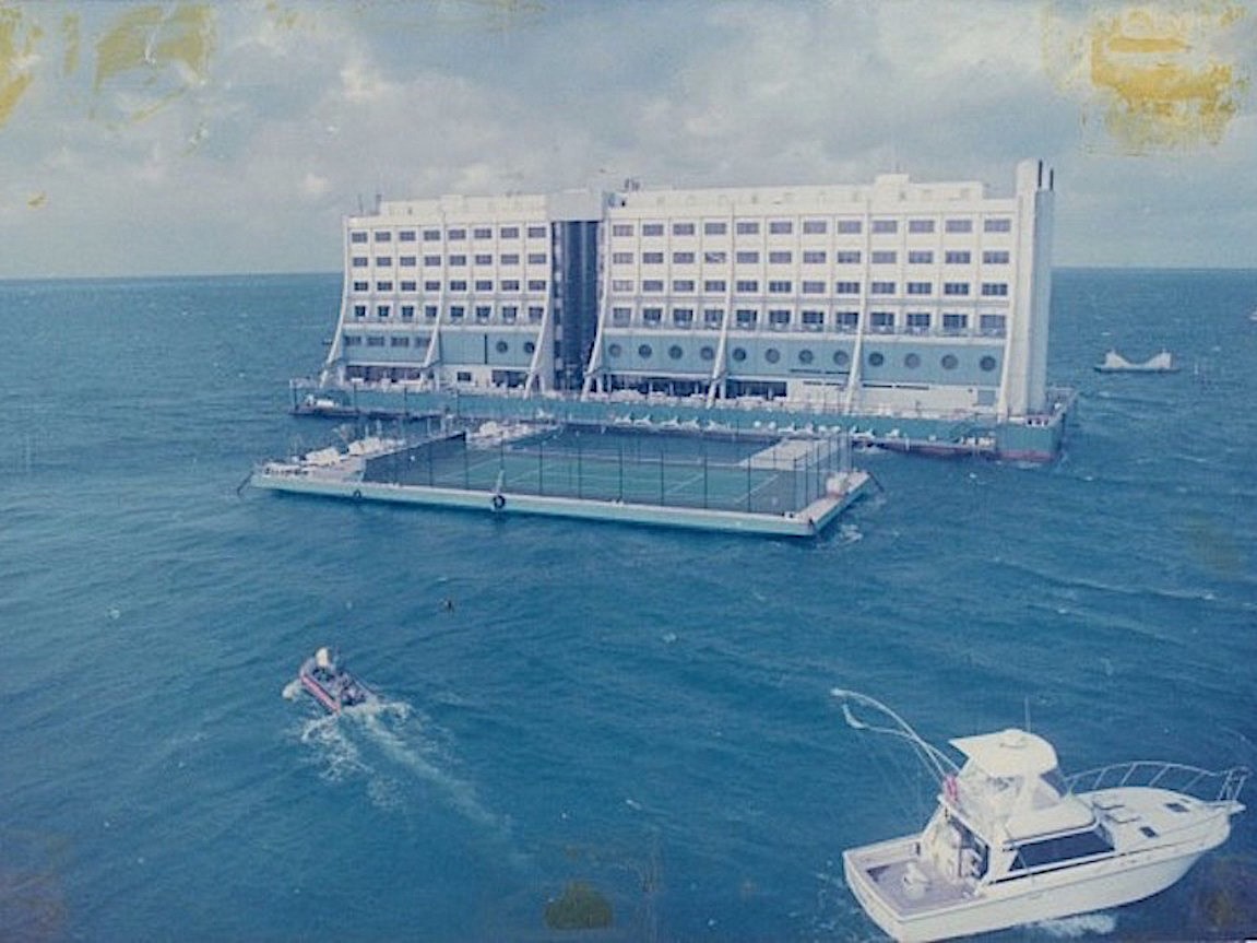 John Brewer Floating Hotel фото