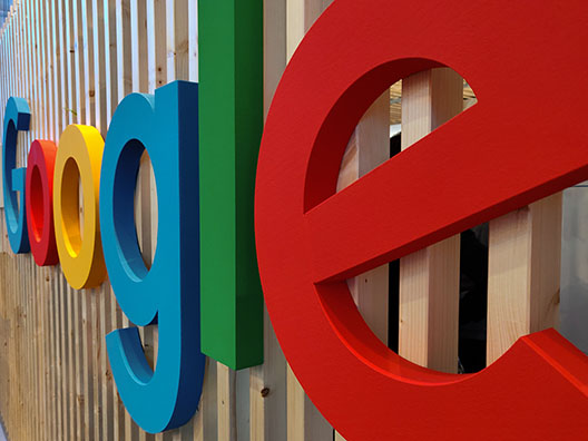 Логотип Google на стене