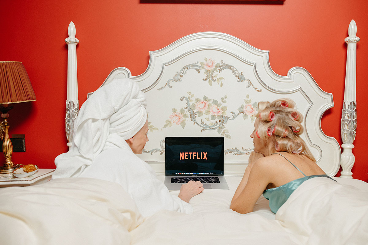 Девушки смотрят шоу на Netflix