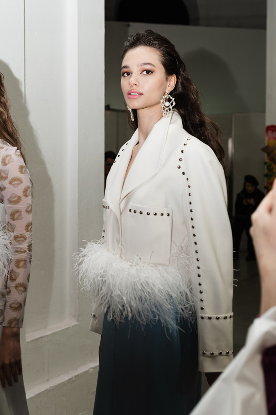 Стильная укороченная куртка из новой коллекции DARJA DONEZZ Backstage третьего дня UFW FW22–23
