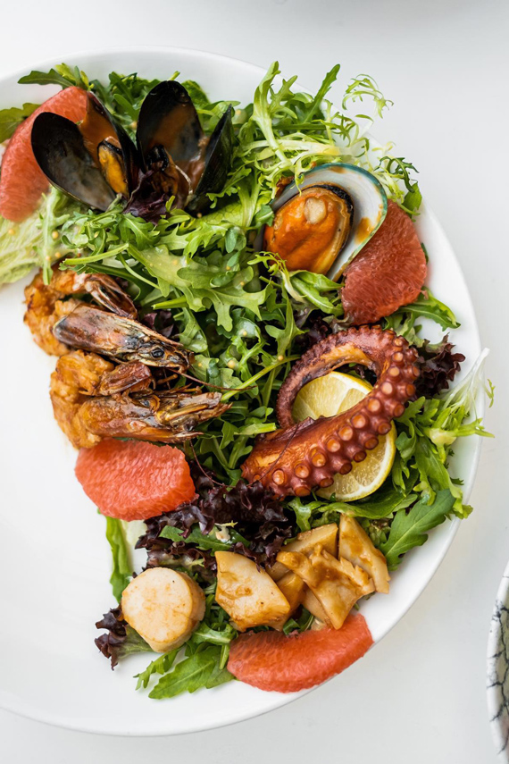 Салат из морепродуктов и свежих овощей