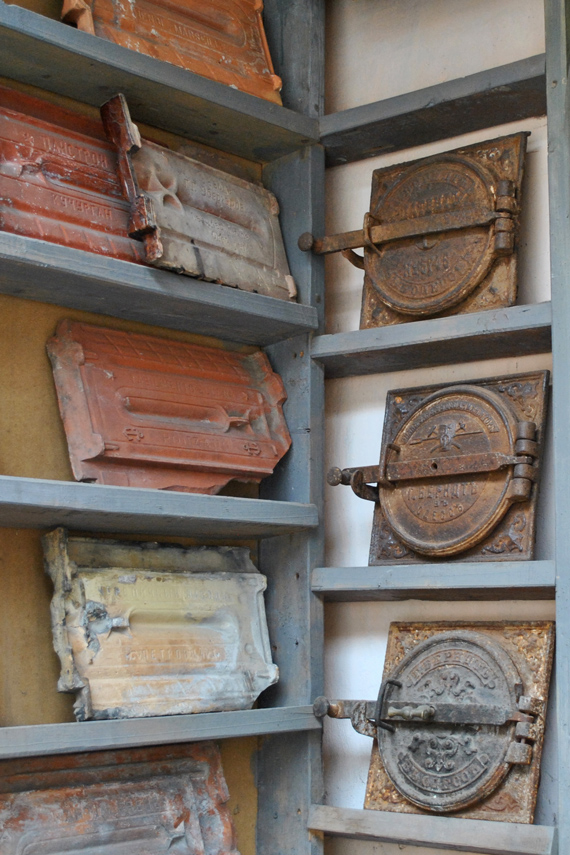 Старовинні дверцята для печей з написами «Одеса»