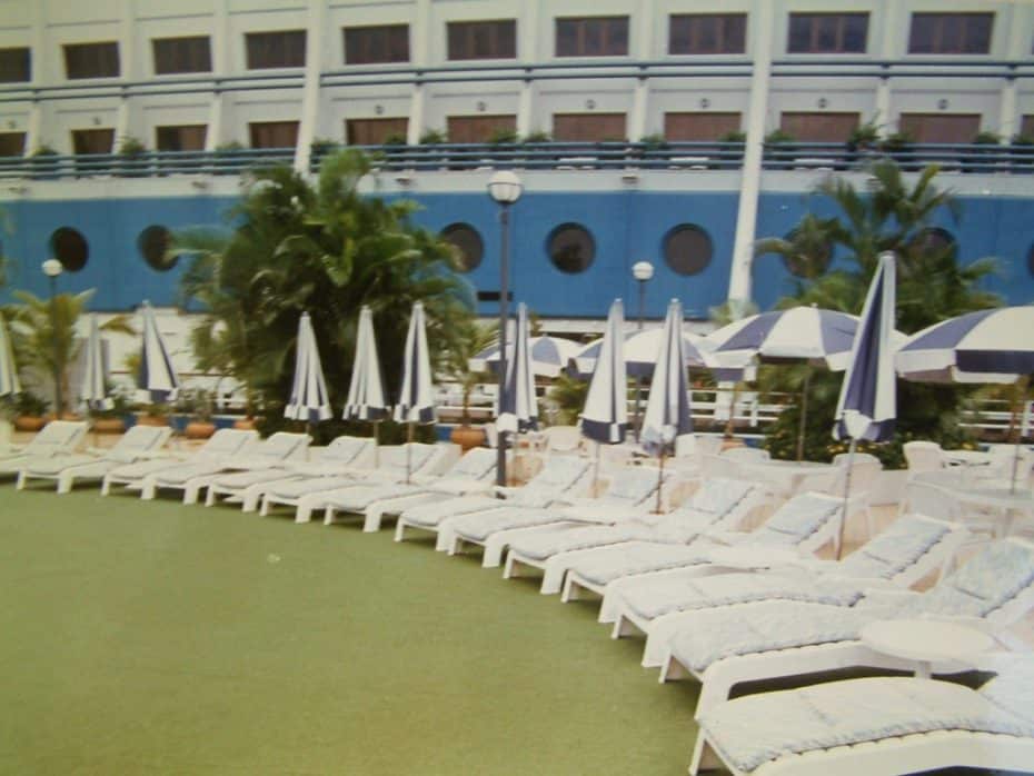 Лежаки на газоне плавающего отеля John Brewer Floating Hotel 1
