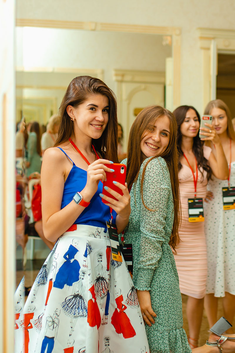 Гости конференции WomanConf 2.0 Совместное фото девушек