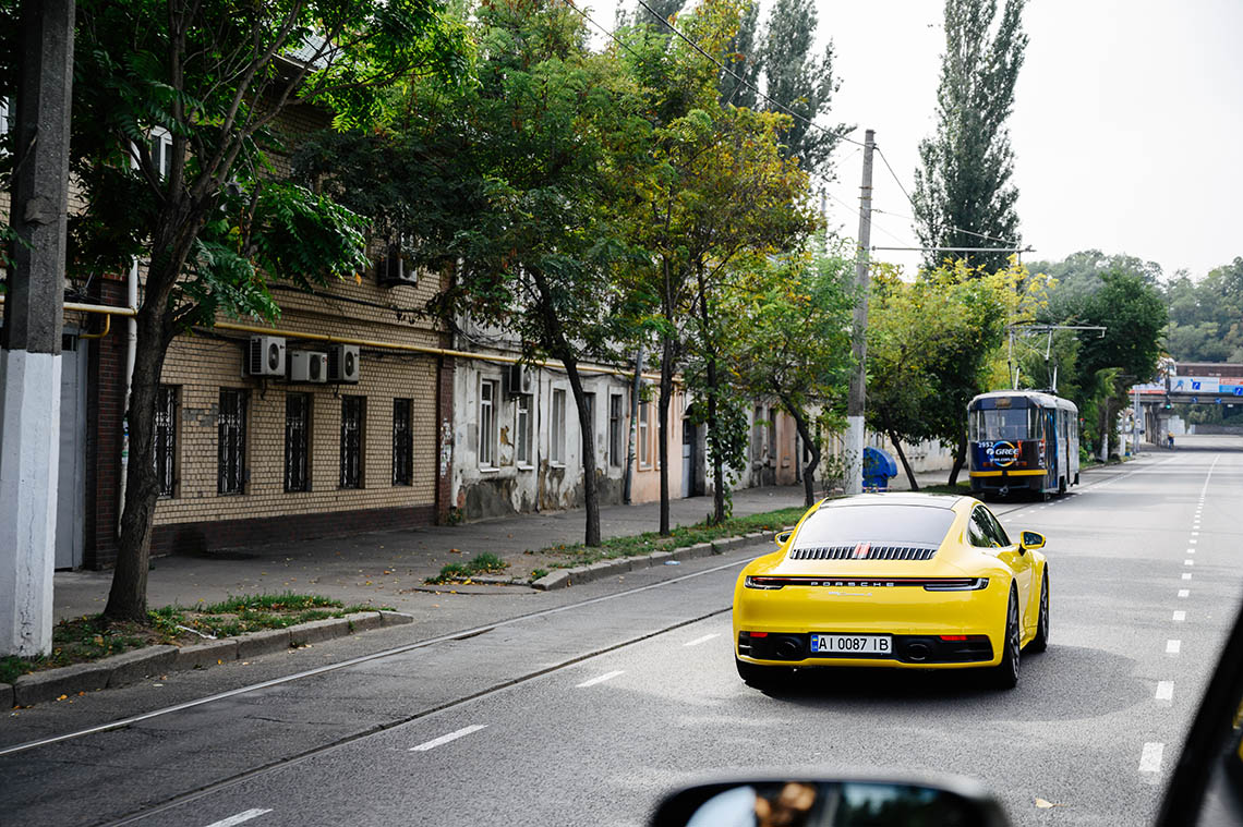 Желтый Porsche дорога