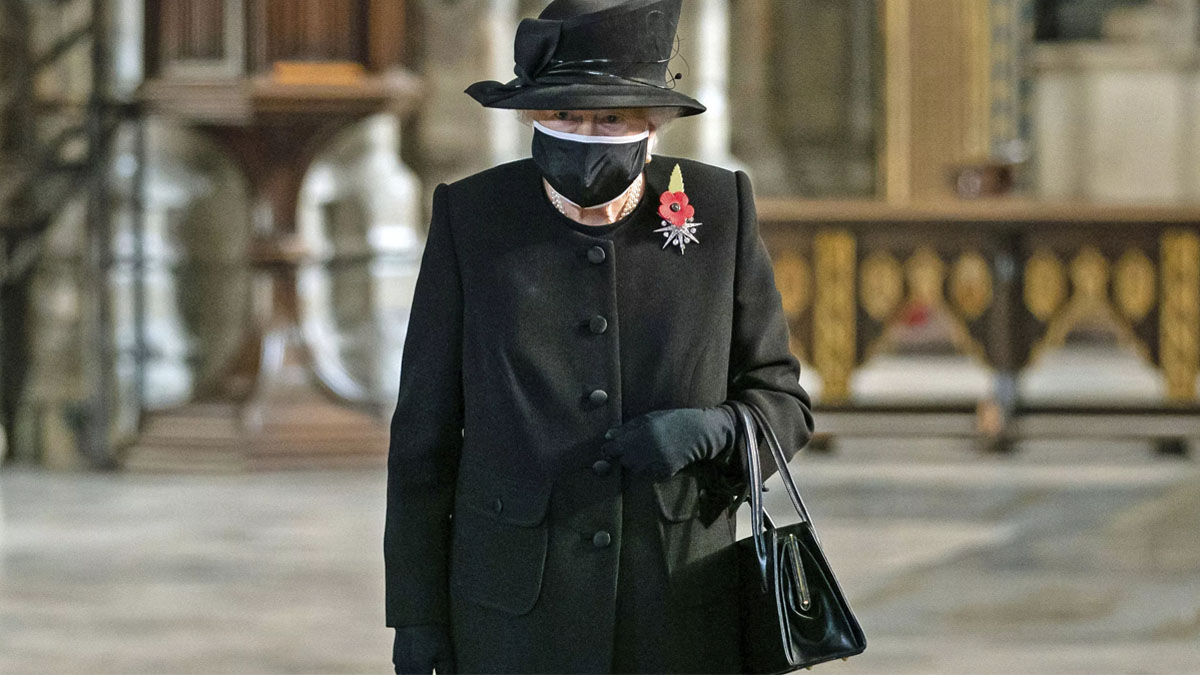 Королева Елизавета в маске