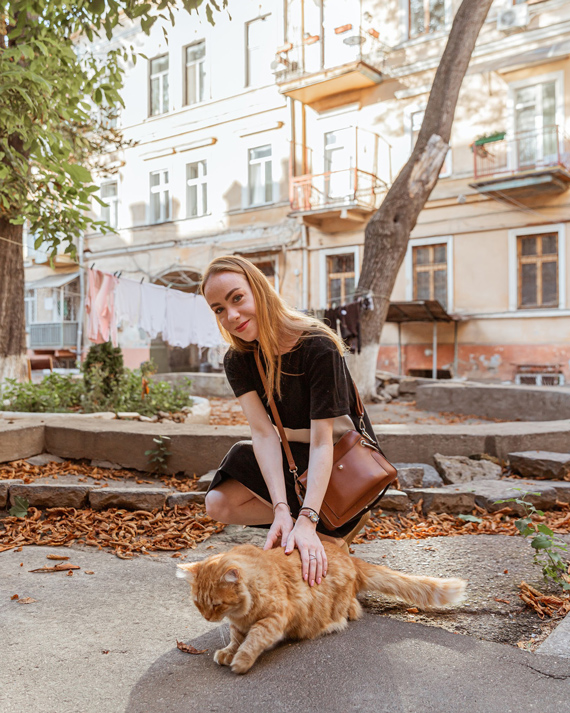 Наталия Власенко гладит кота Наталия и кот