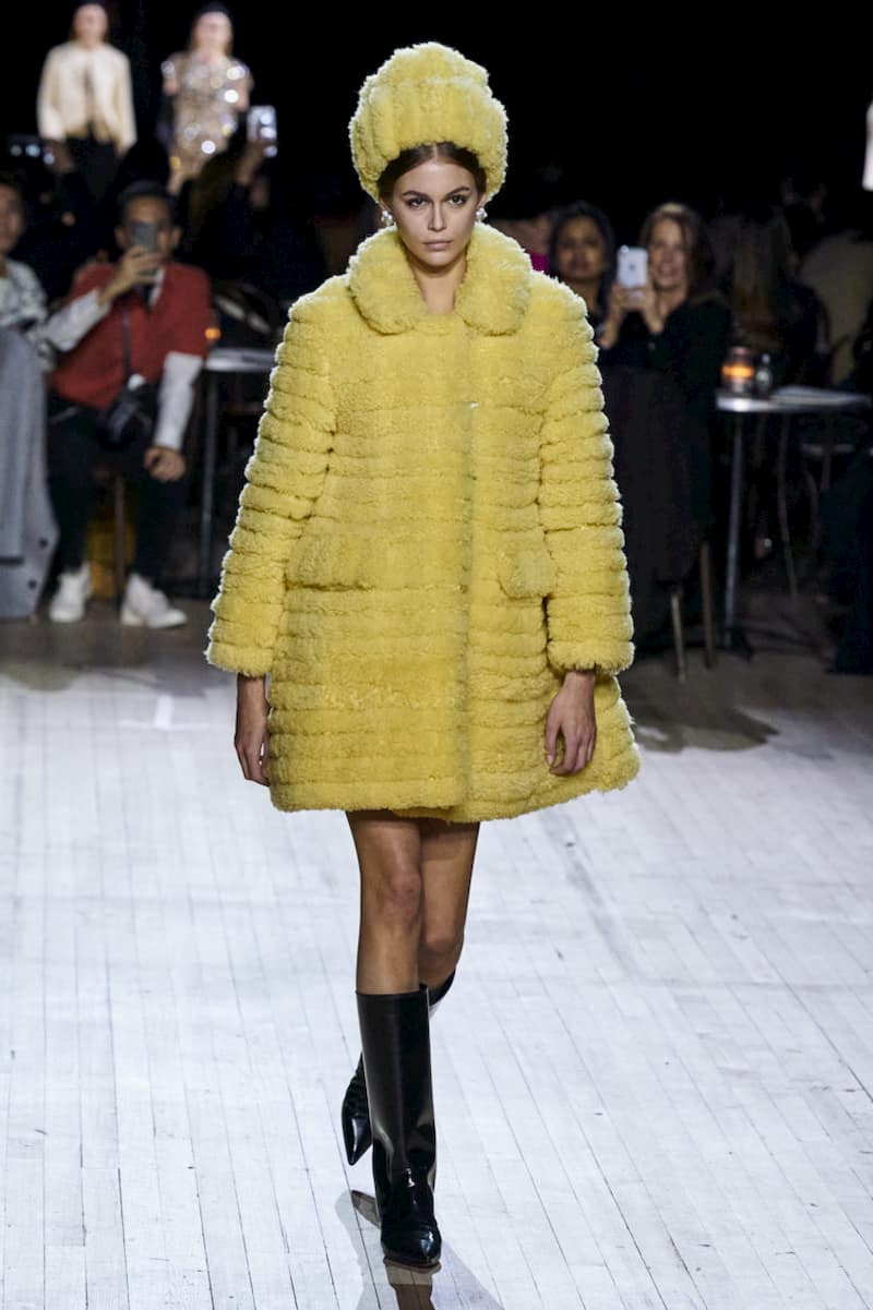 Шапка с показа Marc Jacobs осень-зима 2020/2021 Желтая шапка Marc Jacobs